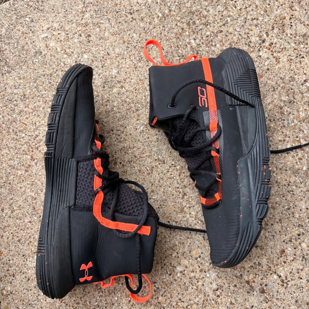 Under‎ Armour SC 3Zero 2 Basketball Shoe Black/Orange youth size 6 lightweight - Picture 3 of 5